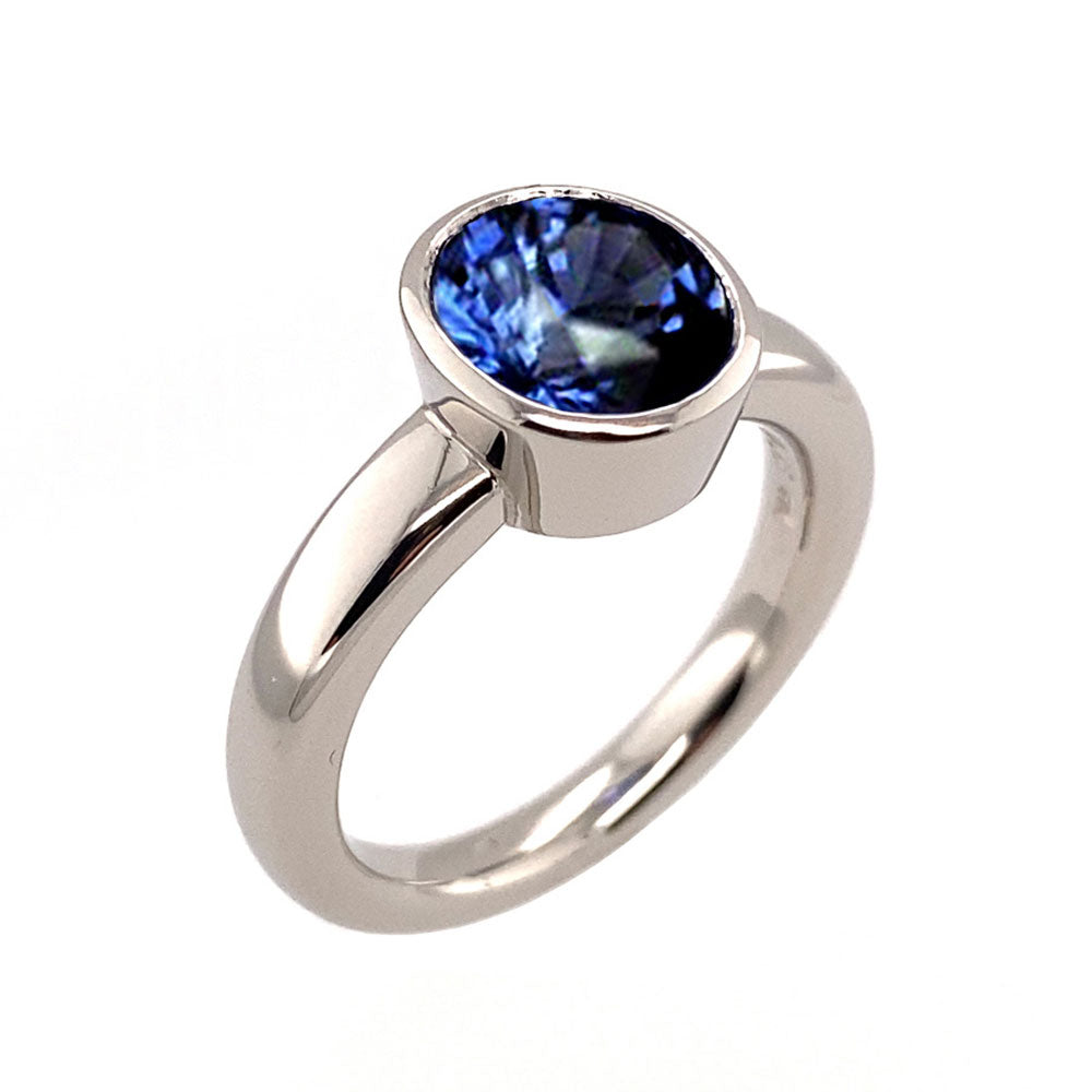 Ring Eiskalt aus Platin mit Saphir