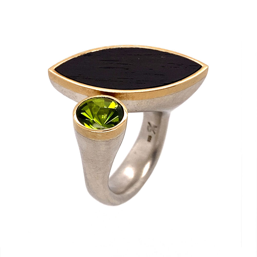 Ring Fantasie aus Silber und Gelbgold mit Peridot und Ebenholz