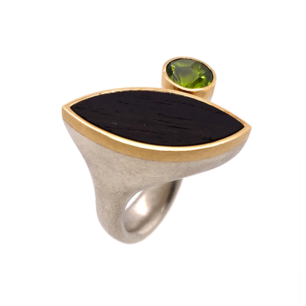 Ring Fantasie aus Silber und Gelbgold mit Peridot und Ebenholz