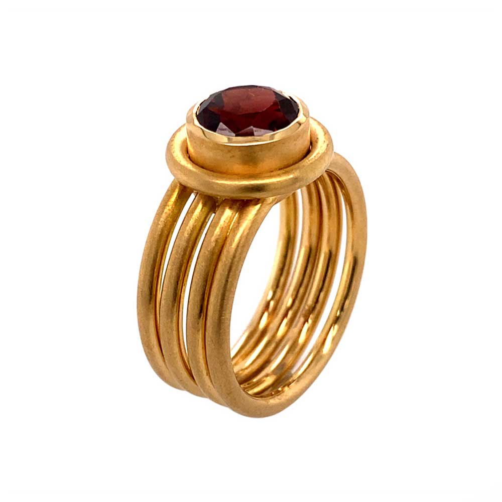 Ring Quadro aus Gelbgold mit Granat