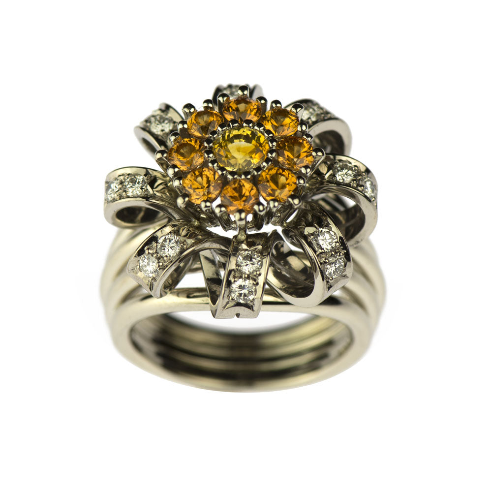 Ring Seventies two aus Weißgold mit Diamant, Mandaringranat und Saphir