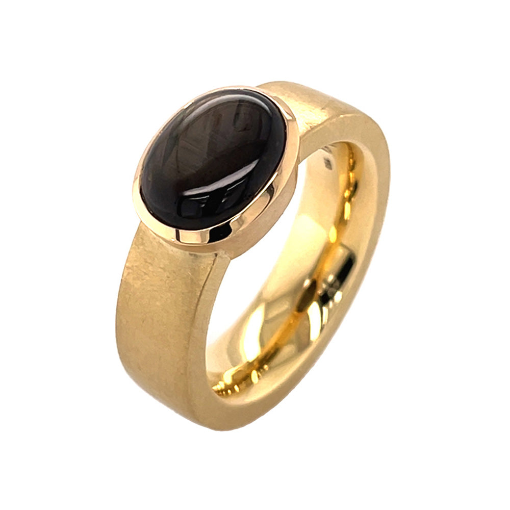 Ring Black beauty aus Gelbgold mit Sternsaphir