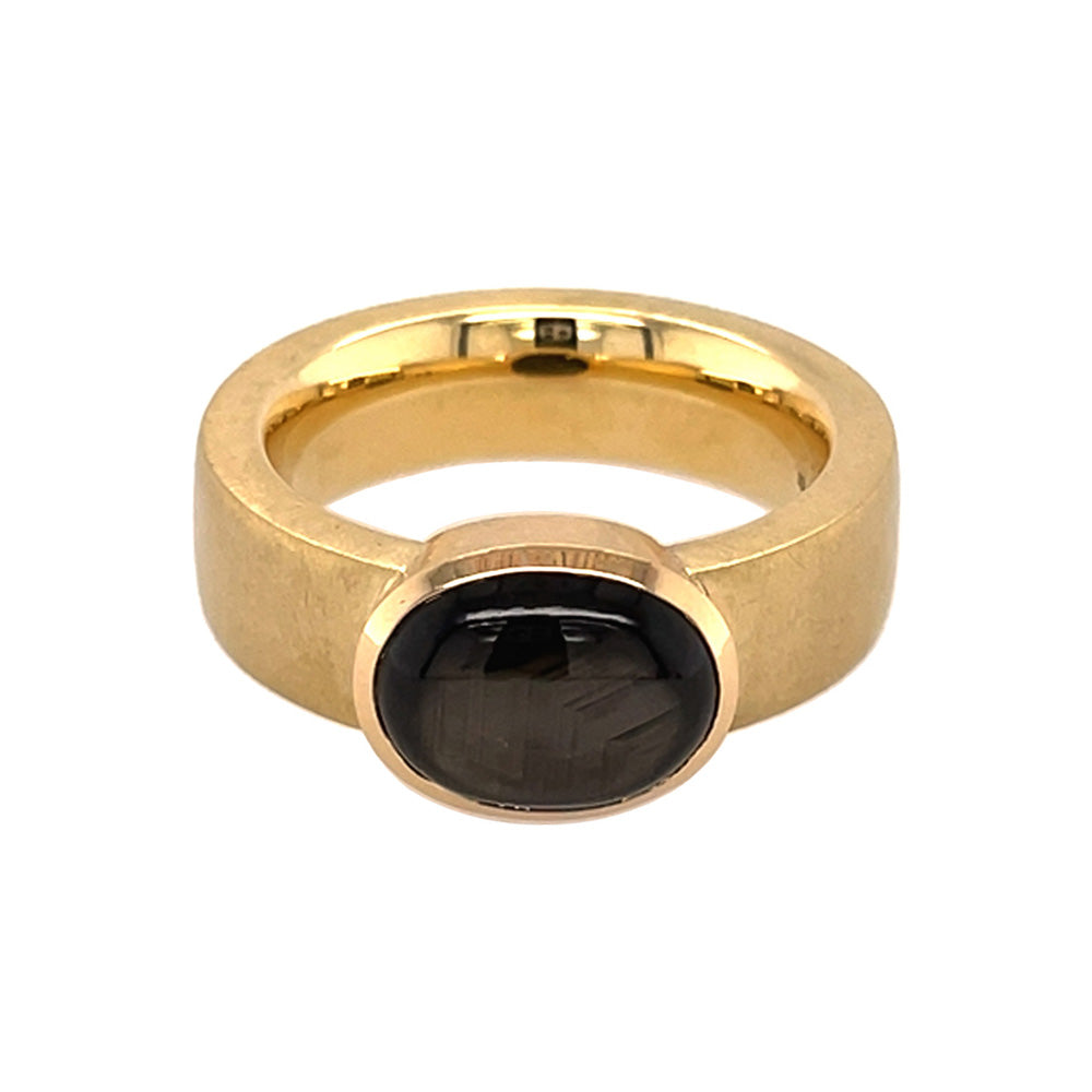 Ring Black beauty aus Gelbgold mit Sternsaphir