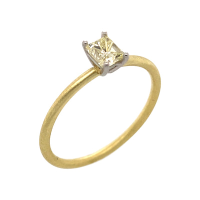 Ring Jeanette aus Grüngold und Platin mit Diamant