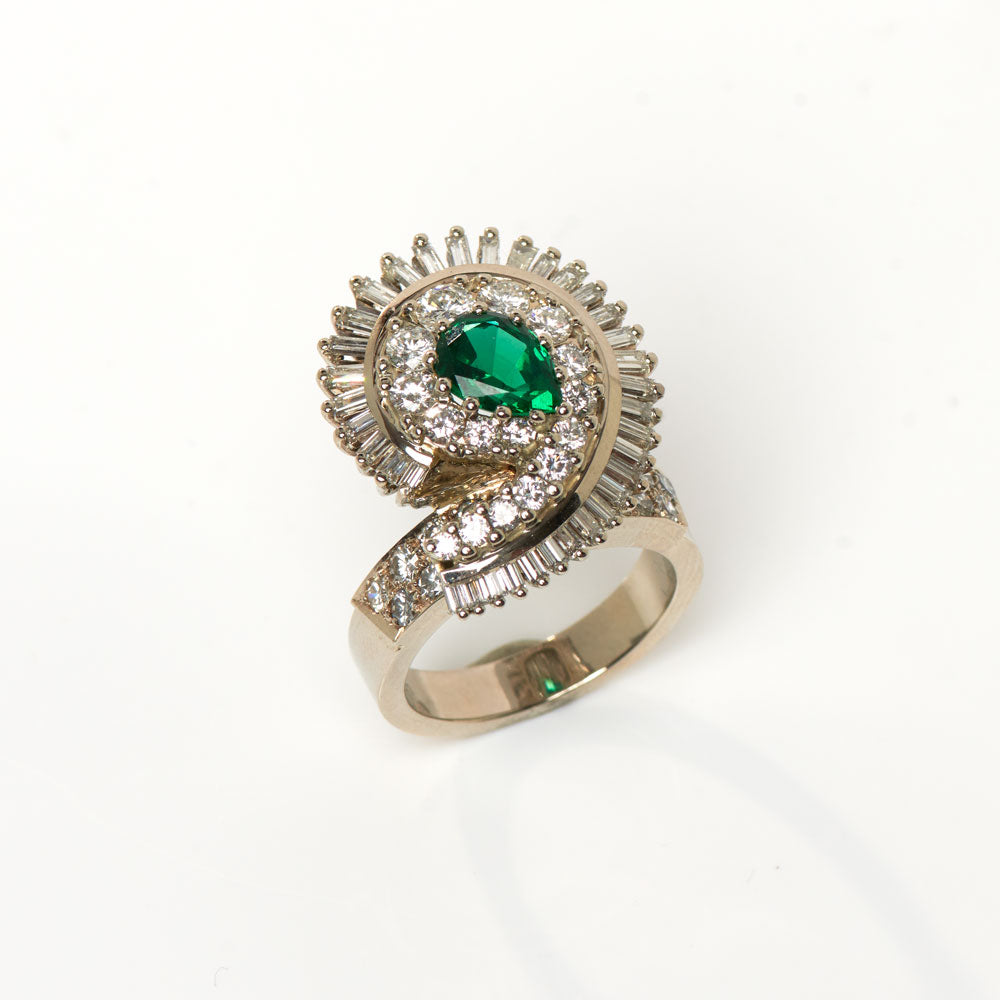 Ring Amonit aus Weißgold mit Smaragd, Brillant und Diamant
