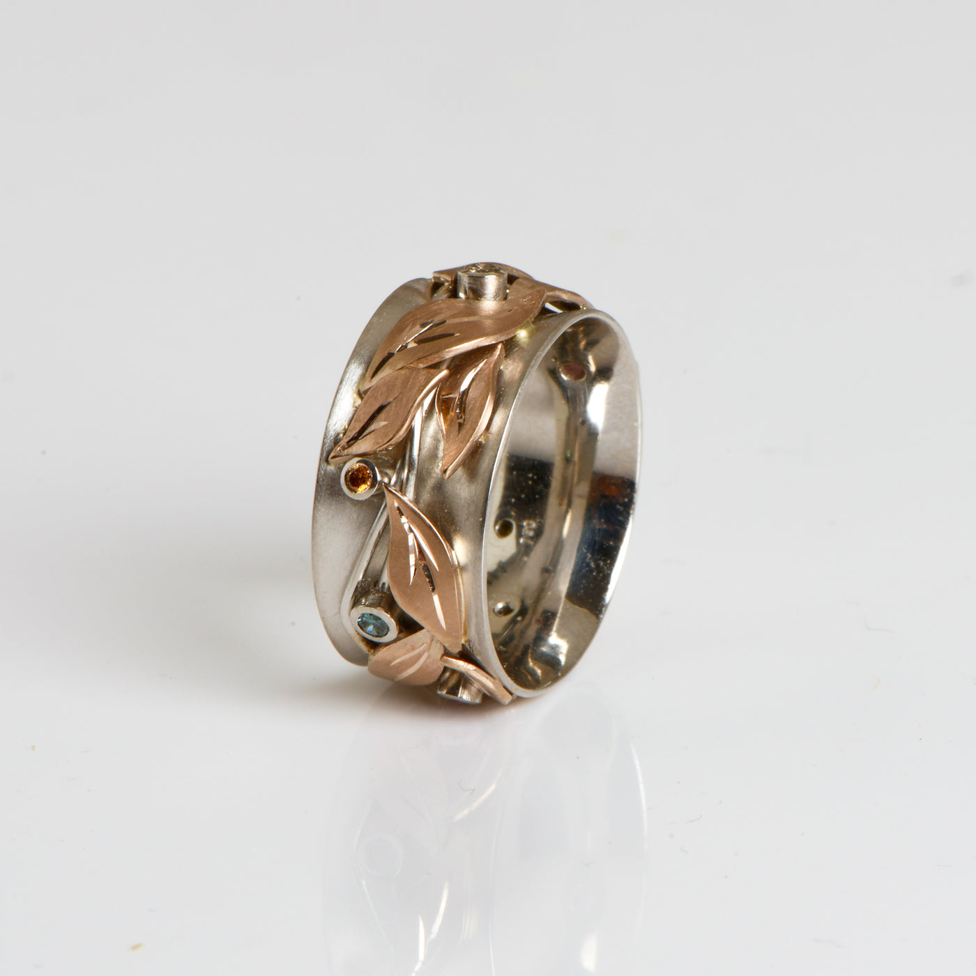 Ring Zauberwald aus Platin und Gold mit Saphir, Rubin und Brillanten