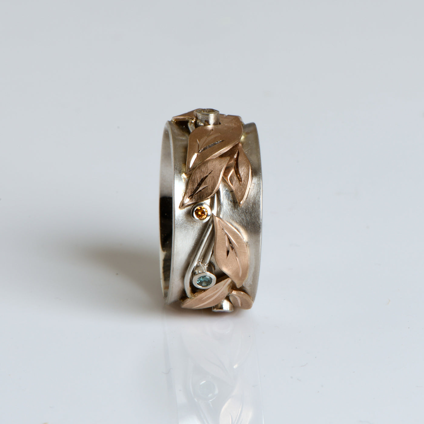 Ring Zauberwald aus Platin und Gold mit Saphir, Rubin und Brillanten