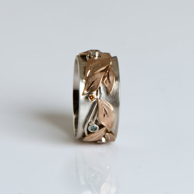 Ring Zauberwald aus Platin und Gold mit Saphir, Rubin und Brillanten